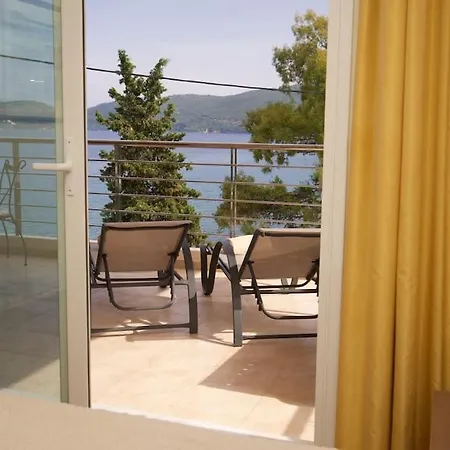 Apartment Chloe Luxury Beachfront