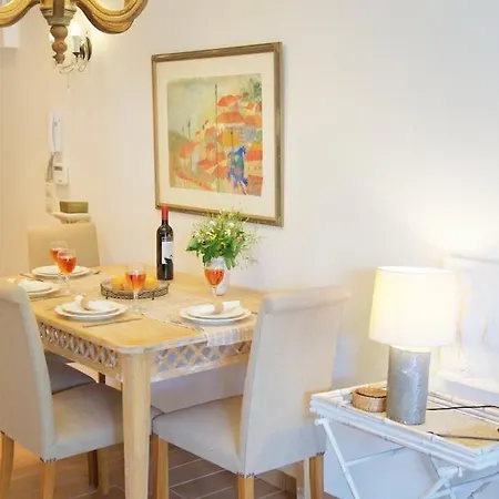 Chloe Luxury Beachfront Apartment *