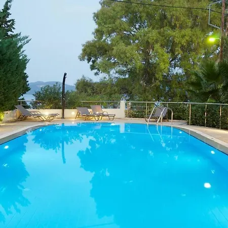 Chloe Luxury Beachfront Karavomylos