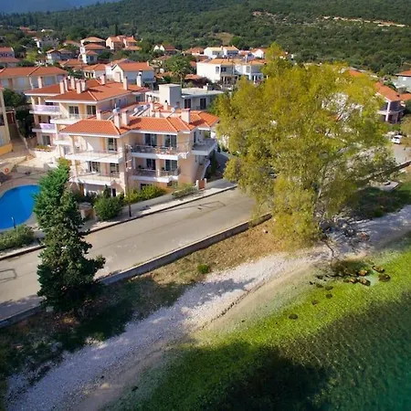 Chloe Luxury Beachfront * Karavomylos