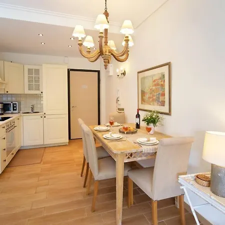 Chloe Luxury Beachfront Apartment *