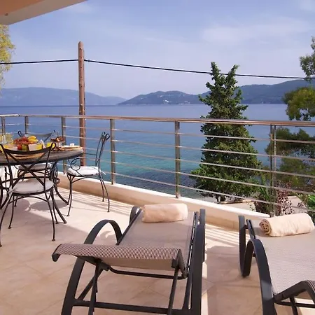Chloe Luxury Beachfront קרבומילוס